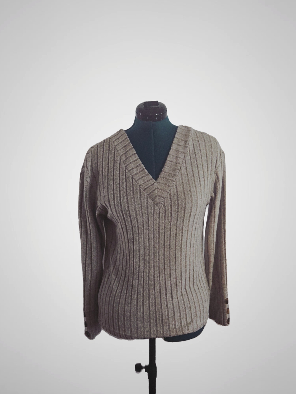 Dokotoo Ribbed V-Neck Sweater in Light Grey